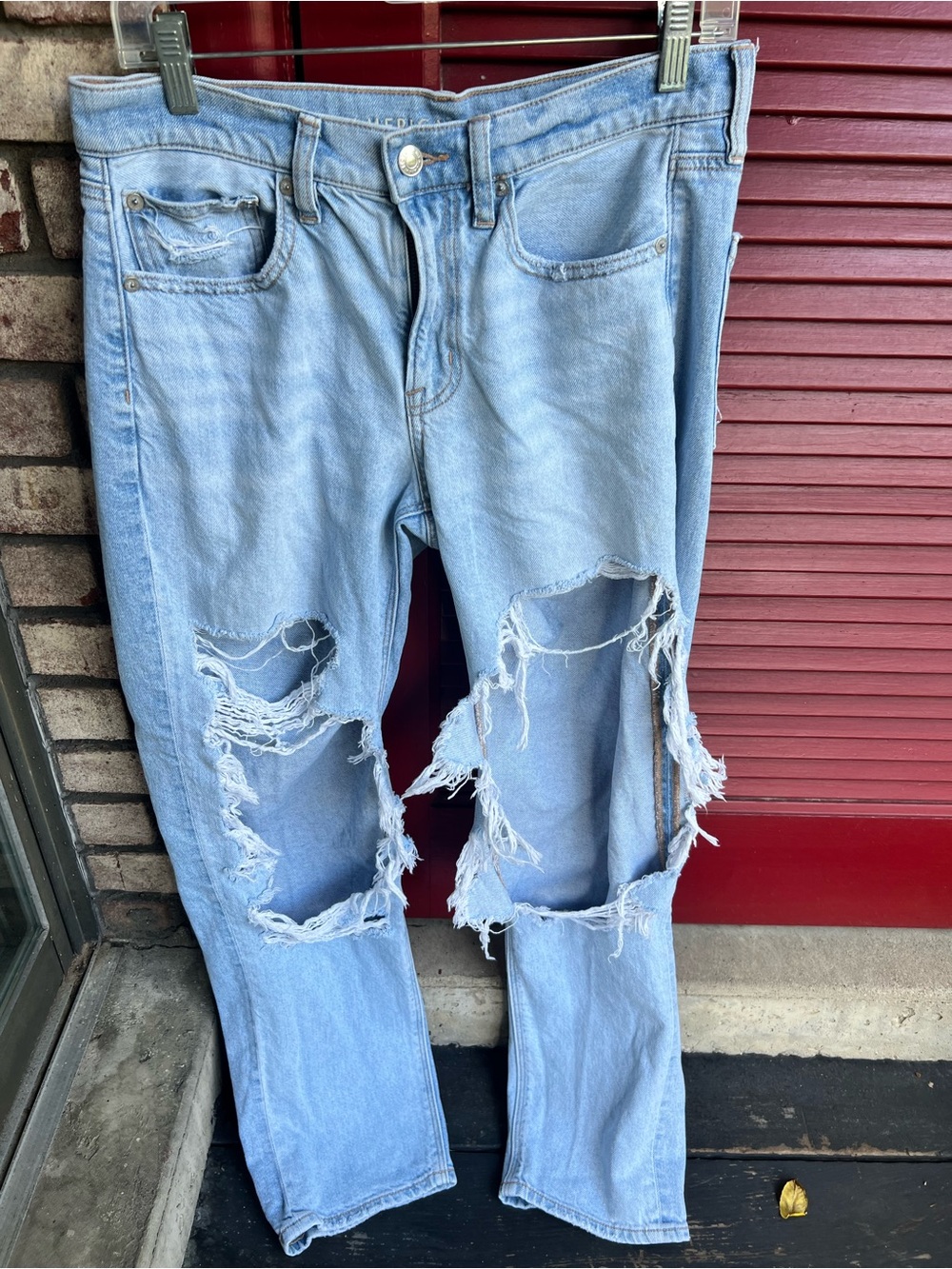 American Eagle Strigid 90s Straight Light Wash Distressed Jeans Size 4